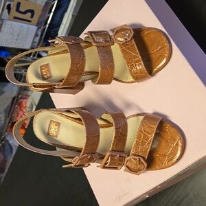 Louise et Cie Soft Rose Embossed Leather Strappy Sandal Shoe Size 8 M